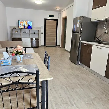 By Alezzi Prima Linie La Mare Piscina Interioara Si Exterioara *