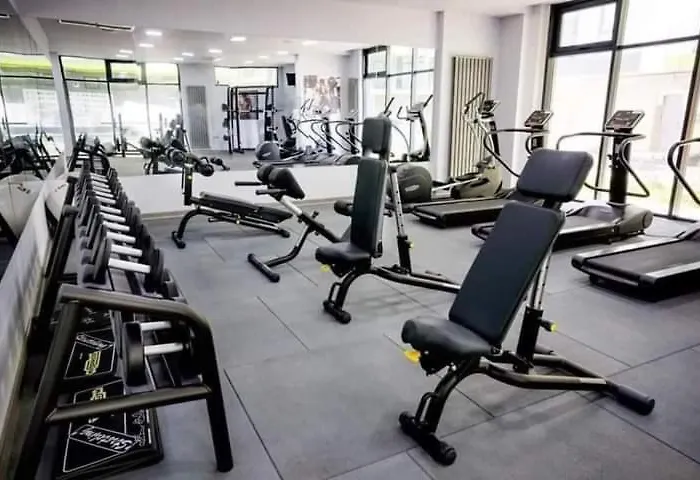 By Alezzi Prima Linie La Mare Piscina Interioara Si Exterioara 那沃达利